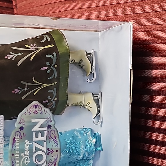NIB: Rare Limited Edition Disney Store Frozen Elsa & Anna Ice Skating Set - Picture 5 of 9